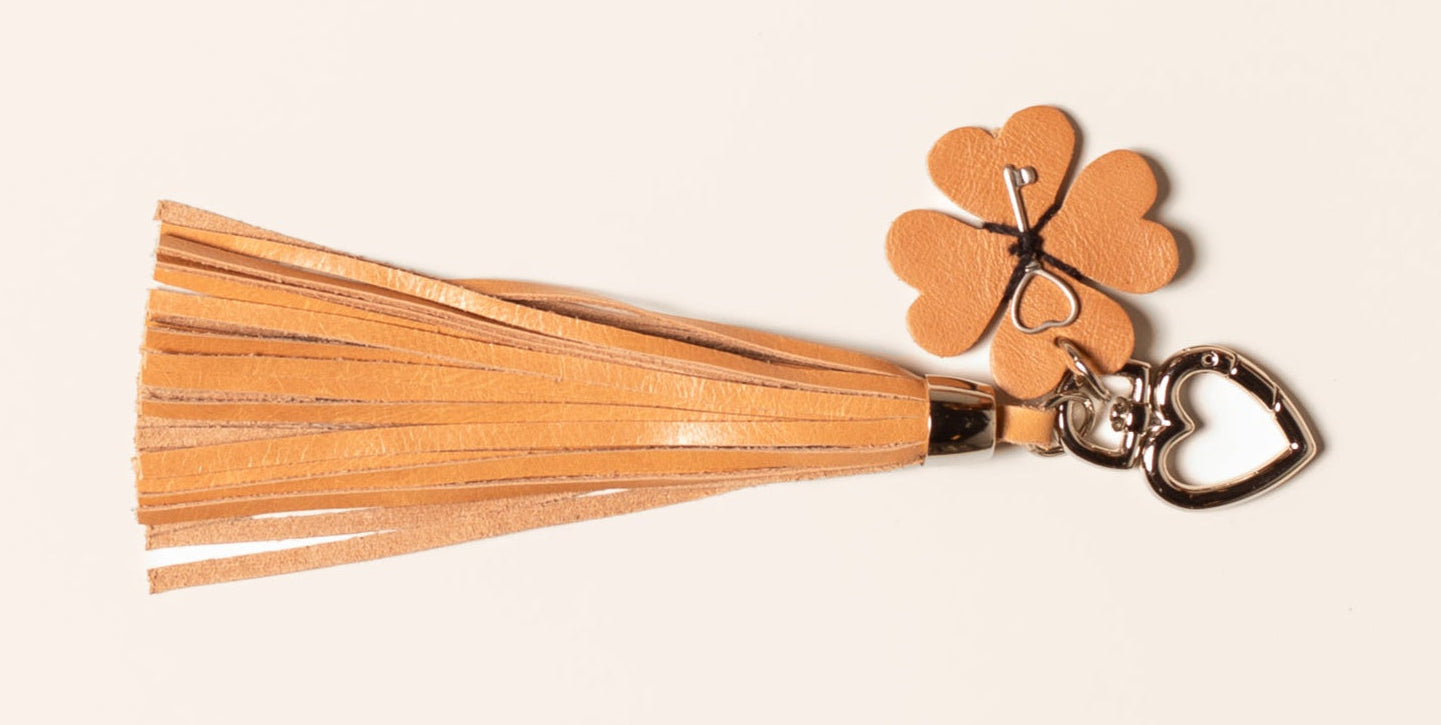 Bag Charm de Franja e Trevo (Prateado)