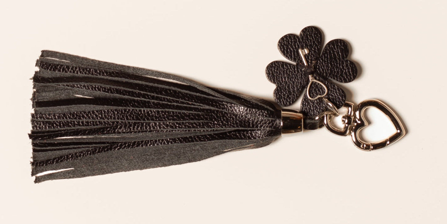 Bag Charm de Franja e Trevo (Prateado)